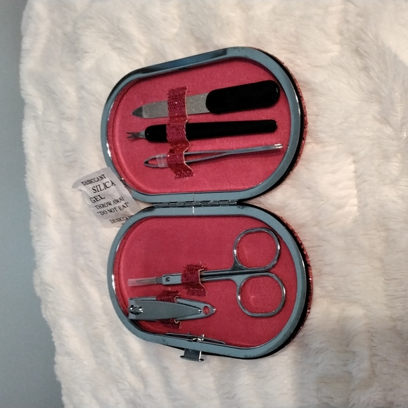 Travel manicure set in pink sequin case - Picture 4 of 8